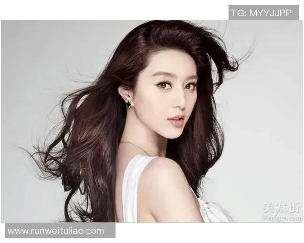 卷发足球巨星赛场风采与个人魅力全面解析