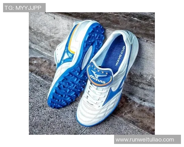 喜爱穿白色足球鞋的球星们盘点与背后故事解析 喜爱穿白色足球鞋的球星们盘点与背后故事解析