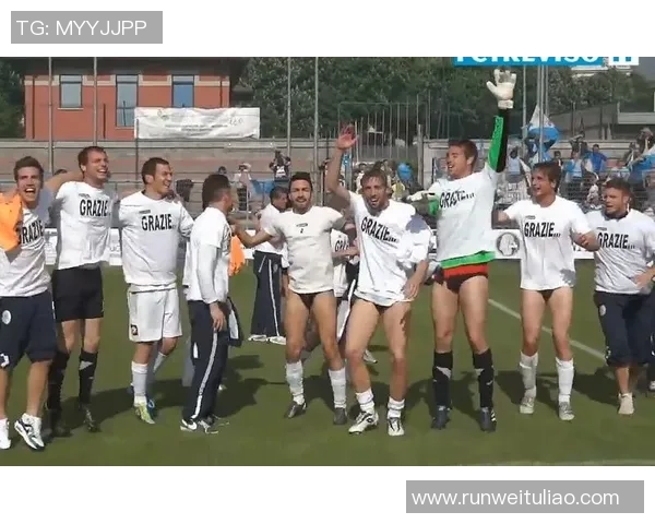 足球巨星更衣室幕后独家实拍 揭秘训练前后的真实一面