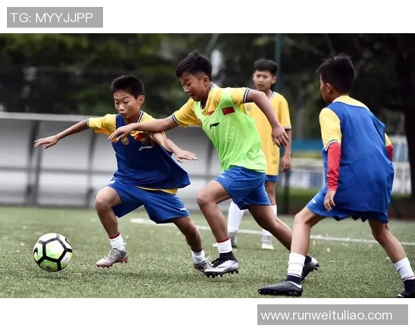 足球球星发型男孩引领潮流风尚 成为校园时尚新宠